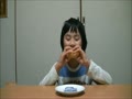 シュークリームの中身をこぼさず食べる方法